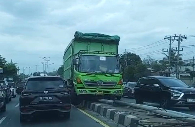 Truk tabrak pembatas jalan di Bandar Lampung. | Foto: Ist