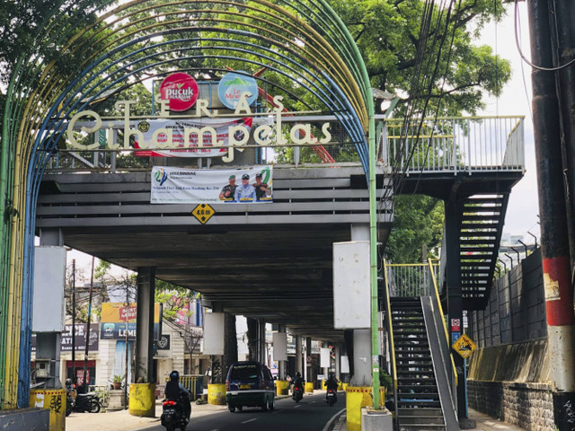 Deretan kios tutup di Teras Cihampelas, Kota Bandung, pada Rabu (23/10/2024). Foto: Robby Bouceu/kumparan