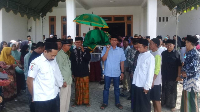 Calon Bupati (Cabup) Bojonegoro, Setyo Wahono saat takziah ke rumah M Suparno, di Desa Gayam, Kecamatan Gayam, Kabupaten Bojonegoro. Rabu (23/10/2024). (Aset: Istimewa)