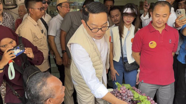 Cagub Jakarta nomor urut satu Ridwan Kamil blusukan di Pasar Glodok, Jakarta Barat, Rabu (23/10). Foto: Alya Zahra/kumparan 