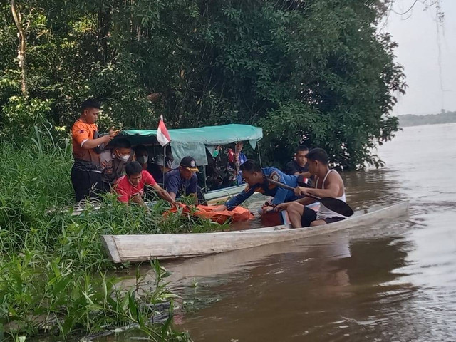 Petugas mengevakuasi jasad korban perahu speed terbalik di Sungai Kapuas. Foto: Dok. Polsek Sekadau Hilir