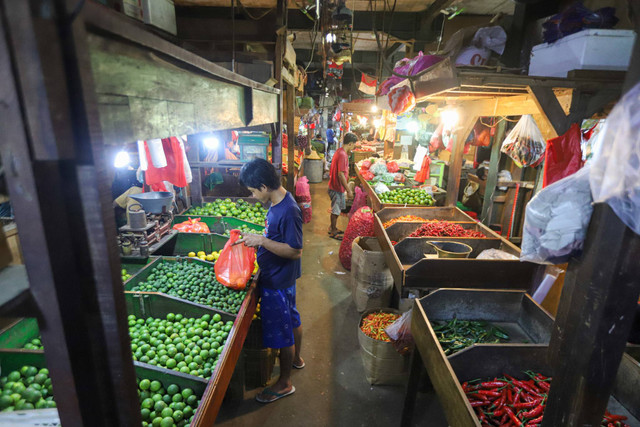 Seorang pedagang menunggu pembeli di Pasar Senen, Jakarta, Rabu (23/10/2024).  Foto: Iqbal Firdaus/kumparan