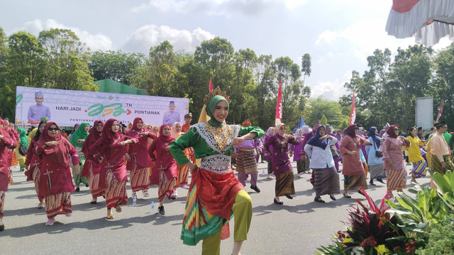 Tari Jepin bersama dalam rangka menyemarakkan HUT ke-253 Pontianak. Foto: Akademus Caturio/Hi!Pontianak