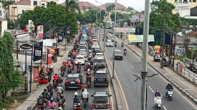 foto kemacetan tangerang selatan https://www.shutterstock.com/image-photo/busy-traffic-suburban-bandung-west-java-2497292709