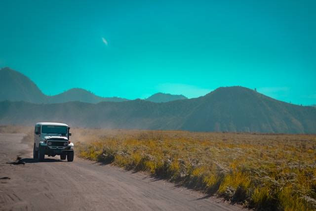 Cara pesan jeep di Bromo, foto: Unsplash/Irham Setyaki