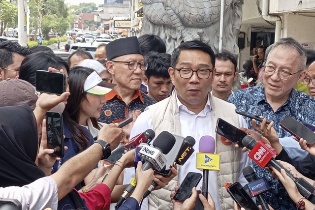 Calon Gubernur Jakarta nomor urut 1 Ridwan Kamil menjawab pertanyaan wartawan saat menghadiri silaturahmi bersama Komunitas Tionghoa & Harian Indonesia, Jakarta Barat, Rabu (23/10/2024).  Foto: Alya Zahra/kumparan 