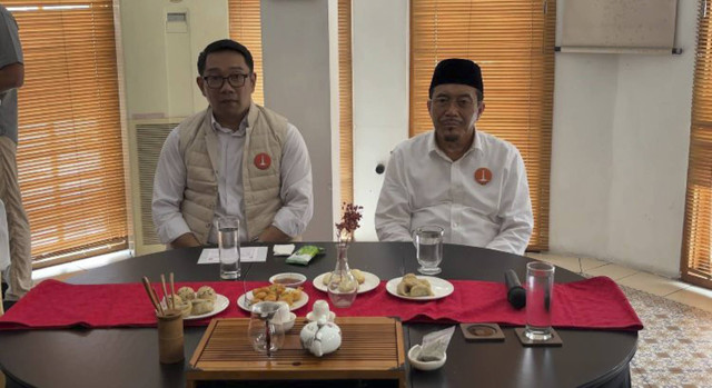 Calon Gubernur Jakarta nomor urut satu Ridwan Kamil bersama wakilnya Suswono dalam kegiatan silaturahmi bersama Komunitas Tionghoa & Harian Indonesia, Jakarta Barat, Rabu (23/10).  Foto: Alya Zahra/kumparan 