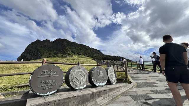 Suasana musim gugur di Sunrise Peak, salah satu kawasan wisata di Pulau Jeju, Korea Selatan. Foto: Gadi Kurniawan Makitan/kumparan