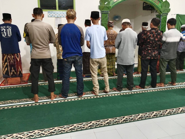 Polsek Metro Kibang melaksanakan sholat subuh berjamaah di Mushola Al Furqon, Desa Margototo, Lampung Timur. | Foto: Dok Humas Polres Lampung Timur