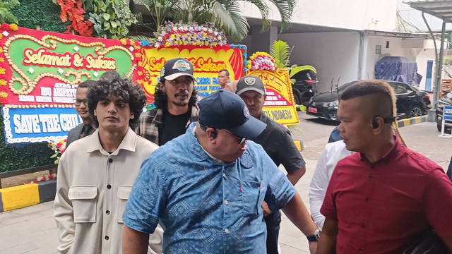 Vadel Badjideh didampingi keluarga dan kuasa hukum Razman Arif Nasution datangi Kemen PPPA, Rabu (23/10). Foto: Giovanni/kumparan