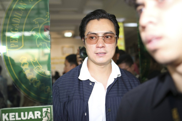 Artis Baim Wong usai menjalani sidang cerai perdana di Pengadilan Agama Jakarta Selatan, Jakarta, Rabu, (23/10/2024). Foto: Agus Apriyanto