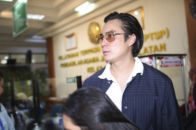 Artis Baim Wong usai menjalani sidang cerai perdana di Pengadilan Agama Jakarta Selatan, Jakarta, Rabu, (23/10/2024). Foto: Agus Apriyanto