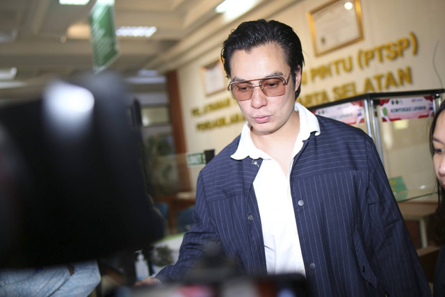 Artis Baim Wong usai menjalani sidang cerai perdana di Pengadilan Agama Jakarta Selatan, Jakarta, Rabu, (23/10/2024). Foto: Agus Apriyanto