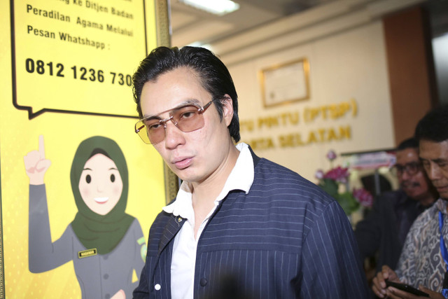 Artis Baim Wong usai menjalani sidang cerai perdana di Pengadilan Agama Jakarta Selatan, Jakarta, Rabu, (23/10/2024). Foto: Agus Apriyanto