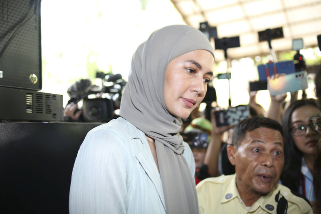 Artis Paula Verhouven usai menjalani sidang cerai perdana di Pengadilan Agama Jakarta Selatan, Jakarta, Rabu, (23/10/2024). Foto: Agus Apriyanto