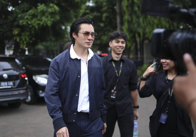 Artis Baim Wong jelang menjalani sidang cerai perdana di Pengadilan Agama Jakarta Selatan, Jakarta, Rabu, (23/10/2024). Foto: Agus Apriyanto