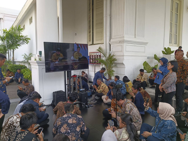 Momen wartawan nobar sidang kabinet paripurna perdana di Pilar Istana, Kompleks Istana Kepresidenan, Jakarta Pusat, Rabu (23/10/2024). Foto: Zamachsyari/kumparan