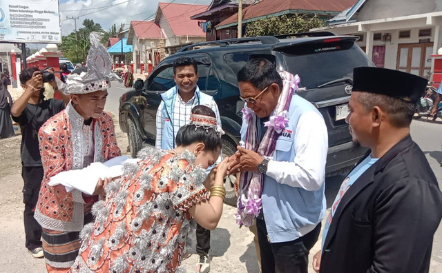 Hugua disambut simpatisan saat berkunjung ke Buton Tengah. Foto: Dok. Istimewa