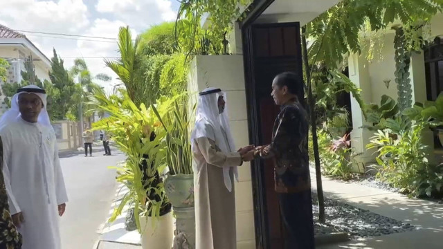 Menteri Toleransi dan Hidup Berdampingan Uni Emirat Arab, Syeikh Nahayan Mubarak Al Nahyan berkunjung ke kediaman Presiden RI ke-7 Jokowi di Jalan Kutai Utara 1, Kelurahan Sumber, Kecamatan Banjarsari, Solo, Jawa Tengah, Rabu (23/10/2024). Foto: kumparan