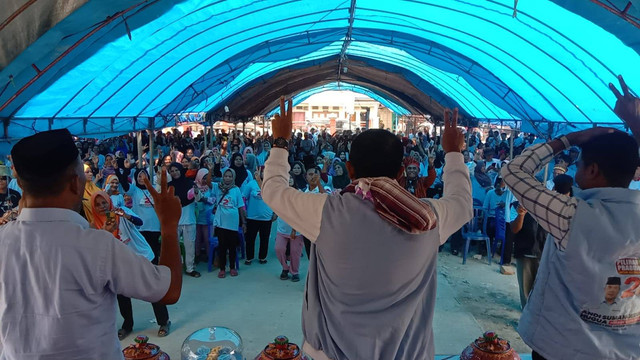 Hugua saat melakukan kampanye dialogis di Kecamatan Lakudo, Buton. Foto: Dok. Istimewa.