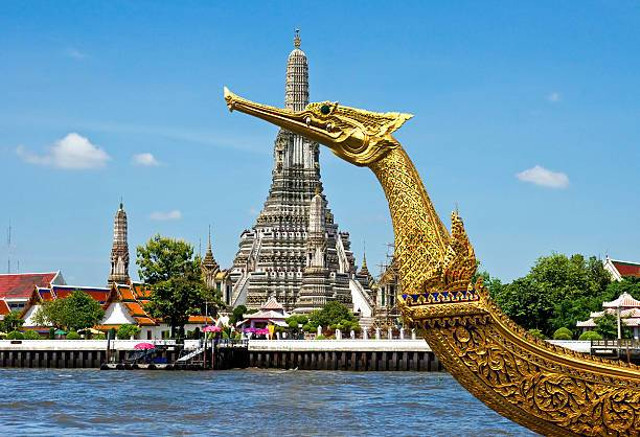 Tongkang Suphannahong dengan latar belakang Temple of Dawn
Photo by: wimammoth/iStock.com