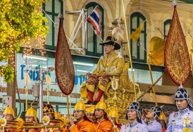 Raja Thailand Maha Vajiralongkorn dibawa dengan tandu emas 
Photo by: Nakarin_thailand/iStock.com