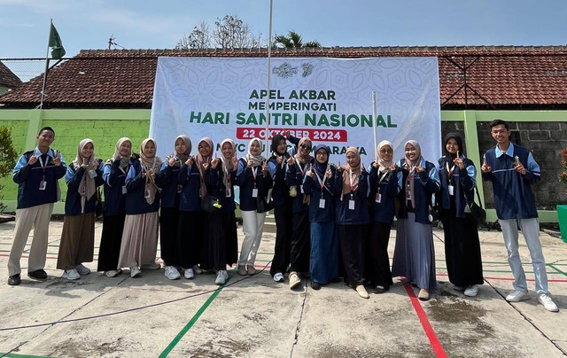 Mahasiswa KKN Reguler 83 Posko 11 Mengikuti Apel Akbar Dalam Rangka Hari Santri Nasional 2024 di Lapangan SMP Islam Sudirman Ambarawa