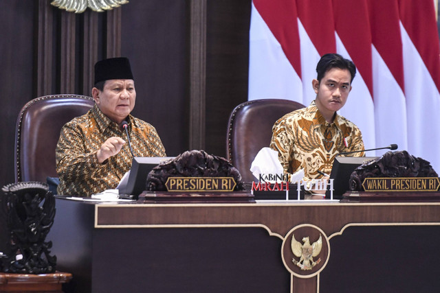 Presiden Prabowo Subianto (kiri) dan Wakil Presiden Gibran Rakabuming Raka memberikan arahan saat sidang kabinet paripurna di Kantor Presiden, Jakarta, Rabu (23/10/2024). Foto: Hafidz Mubarak A/Antara Foto 