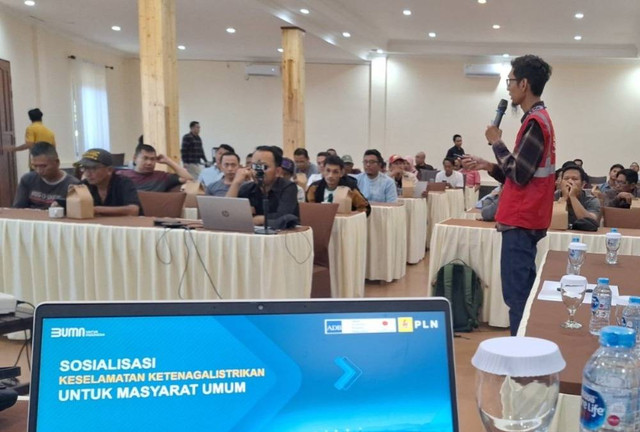 Team Leader K3L dan Keamanan PLN ULP Singkawang Kota, Muhammad Hendrawan Shidiq sedang menjelasakan keselamatan ketenagalistrikan di lingkungan masyarakat. Foto: Dok. PLN Kalbar