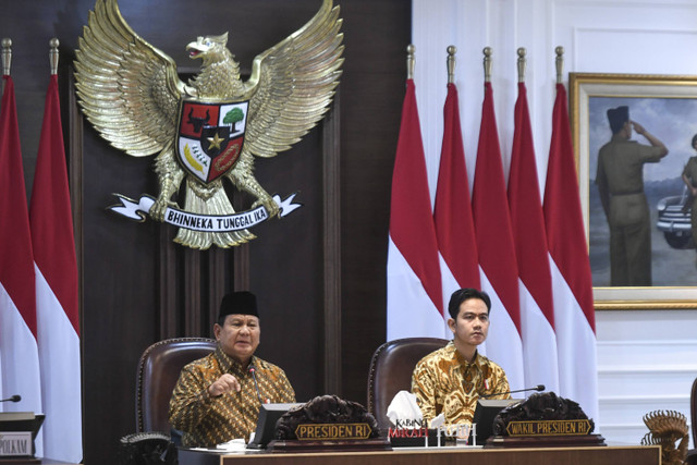 Presiden Prabowo Subianto (kiri) dan Wakil Presiden Gibran Rakabuming Raka memberikan arahan saat sidang kabinet paripurna di Kantor Presiden, Jakarta, Rabu (23/10/2024). Foto: Hafidz Mubarak A/Antara Foto 