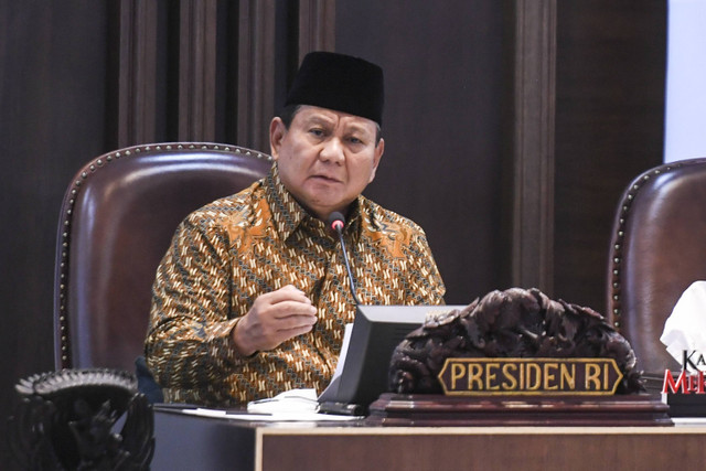 Presiden Prabowo Subianto bersiap memimpin sidang kabinet paripurna di Kantor Presiden, Jakarta, Rabu (23/10/2024). Foto: Hafidz Mubarak A/Antara Foto 