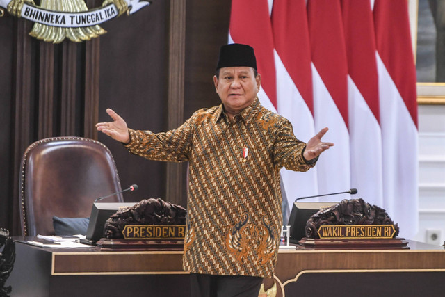 Presiden Prabowo Subianto bersiap memimpin sidang kabinet paripurna di Kantor Presiden, Jakarta, Rabu (23/10/2024). Foto: Hafidz Mubarak A/Antara Foto 