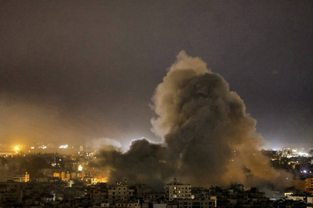 Asap mengepul dari lokasi serangan udara Israel yang menargetkan sebuah daerah di pinggiran selatan Beirut, Lebanon, Selasa (23/10/2024). Foto: Ibrahim AMRO/AFP