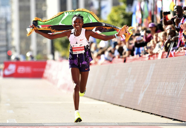 Ruth Chepngetich dari Kenya merayakan setelah finis pertama dalam lomba lari wanita, mencetak rekor dunia baru pada 2:09:56 dalam Chicago Marathon di Grant Park. Foto: Patrick Gorski-Imagn Images via Reuters