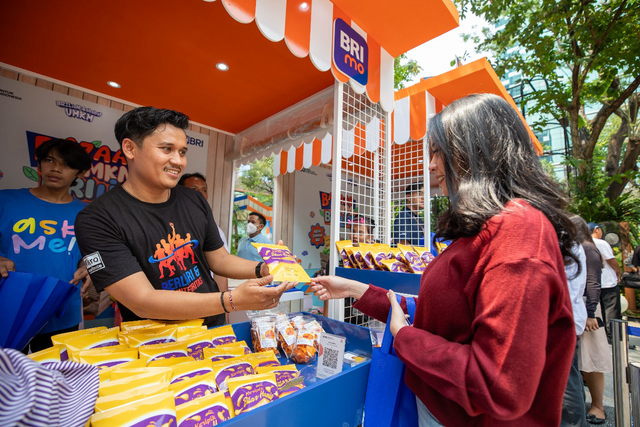 UMKM keripik ubi jalar dari Kubu Raya, Kalimantan Barat milik Sayat berpartisipasi pada Bazaar UMKM BRILiaN di Area Taman BRI, Jakarta, Jumat (18/10/2024). Foto: Dok. BRI