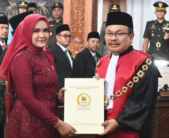 Sophi Zulfia saat dilantik sebagai Ketua DPRD Kabupaten Cirebon periode 2024-2029, di Gedung DPRD setempat, Rabu (23/10). Foto: Tarjoni/Ciremaitoday