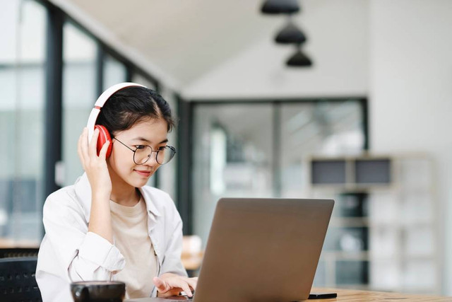 Ilustrasi menggunakan rekomendasi laptop untuk mahasiswa harga 3-6 jutaan. Foto: iJeab/Shutterstock