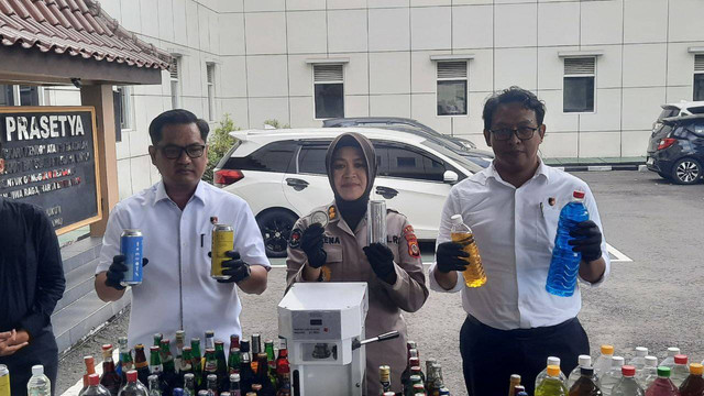 Polda DIY melakukan ungkap kasus penjualan minuman oplasan dan beralkohol dengan modus dikemas ulang menggunakan botol di Mapolda DIY, Sangghrahan, Condongcatur, Depok, Sleman, Daerah Istimewa Yogyakarta (DIY) pada Rabu (23/10/2024).Foto: Hadid H.