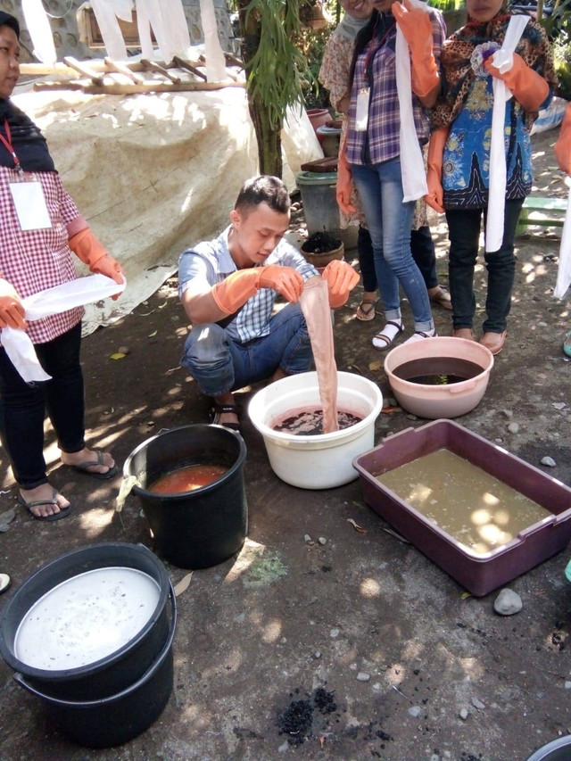 foto: Dok Pribadi Prety Adilla (Proses Pewarnaan alami)