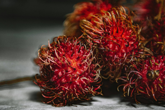 ilustrasi cara mengupas rambutan dari bijinya. Pexels/Roman Odintsov