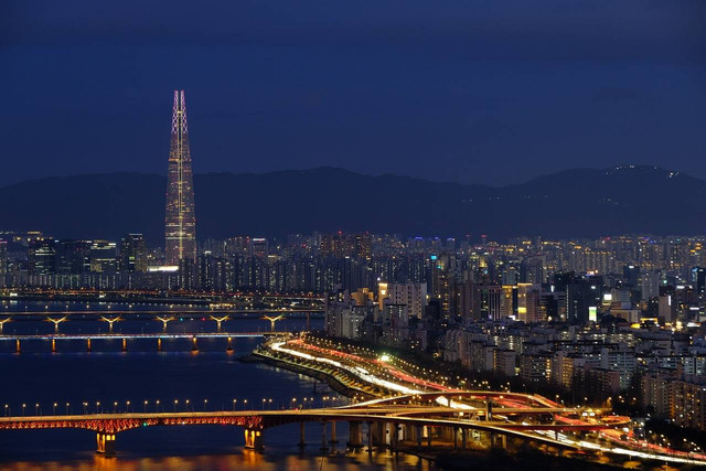 Gambar Kota, Seoul, Malam. (Sumber: Gambar oleh csk dari Pixabay, https://pixabay.com/id/photos/kota-seoul-malam-perkotaan-7095493/)