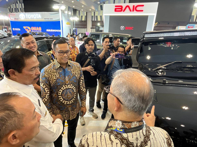 Ketua Umum Gabungan Industri Kendaraan Bermotor Indonesia (Gaikindo), Yohannes Nangoi bersama PJ Gubernur Jawa Tengah, Nana Sudjana melihat pameran otomotif Gaikindo Indonesia International Auto Show (GIIAS) Semarang, Rabu (23/10/2024). Foto: Fitra Andrianto/kumparan