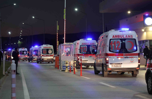 Ambulans menunggu di sepanjang jalan di Kahramankazan, sebuah kota kecil sekitar 40 kilometer (25 mil) di utara Ankara pada 23 Oktober 2024. Foto: Adem Altan / AFP