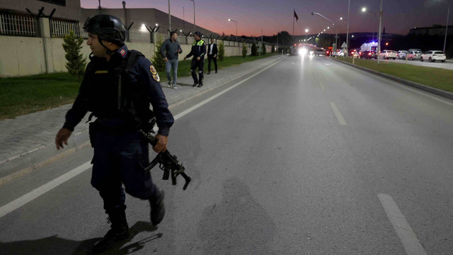 Seorang polisi bersenjata berjalan di jalan utama menuju gedung Industri Dirgantara Turki (TAI), setelah ledakan besar di kantor pusat tersebut, di Kahramankazan, sekitar 40 kilometer (25 mil) di utara Ankara pada 23 Oktober 2024. Foto: Adem Altan / AFP