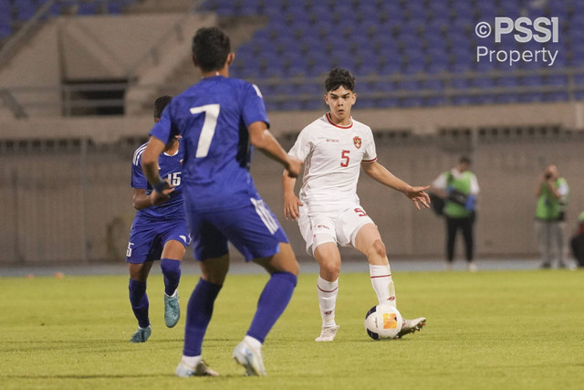 Aksi Matthew Baker saat Timnas U-17 Indonesia vs Kuwait dalam matchday perdana Grup G Kualifikasi Piala Asia 2025 di Abdullah Al Khalifa Stadium, Rabu (23/10) malam WIB. Foto: Dok. PSSI