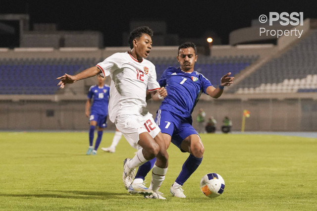 Aksi Daniel Alfrido saat Timnas U-17 Indonesia vs Kuwait dalam matchday perdana Grup G Kualifikasi Piala Asia 2025 di Abdullah Al Khalifa Stadium, Rabu (23/10) malam WIB. Foto: Dok. PSSI