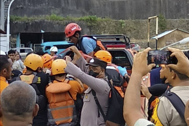 Dua petugas Basarnas Medan yang hilang saat cari korban hanyut ditemukan meninggal pada Rabu (23/10). Foto: Dok. Polsek Kuta Buluh