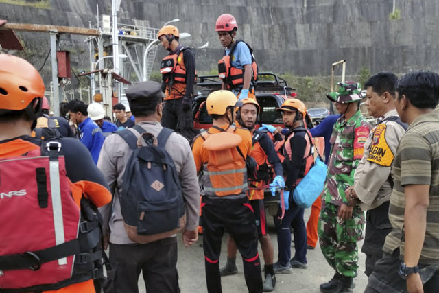 Dua petugas Basarnas Medan yang hilang saat cari korban hanyut ditemukan meninggal pada Rabu (23/10). Foto: Dok. Polsek Kuta Buluh