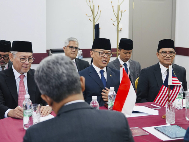 Menteri Luar Negeri RI Sugiono melakukan pertemuan bilateral dengan Menteri Ekonomi Malaysia Hon. Tuan Mohd Rafizi Bin Ramli di sela-sela perhelatan KTT BRICS Plus 2024 di Kazan, Rusia. Foto: Dok. Kemlu RI