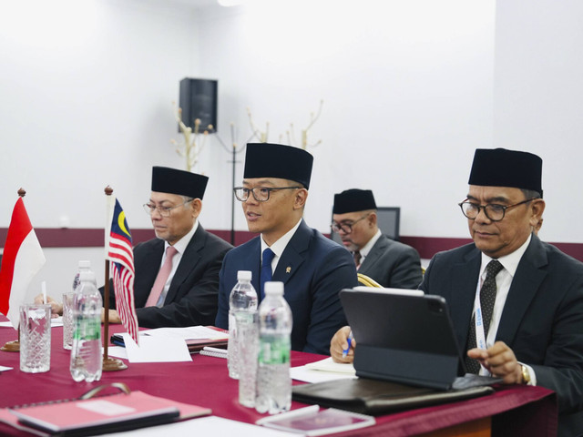 Menteri Luar Negeri RI Sugiono melakukan pertemuan bilateral dengan Menteri Ekonomi Malaysia Hon. Tuan Mohd Rafizi Bin Ramli di sela-sela perhelatan KTT BRICS Plus 2024 di Kazan, Rusia. Foto: Dok. Kemlu RI